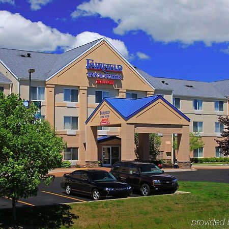 Fairfield Inn & Suites Травърс Сити Екстериор снимка