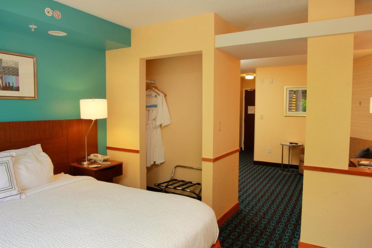 Fairfield Inn & Suites Травърс Сити Екстериор снимка