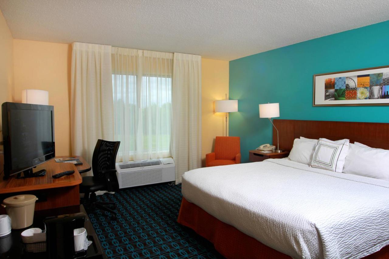 Fairfield Inn & Suites Травърс Сити Екстериор снимка