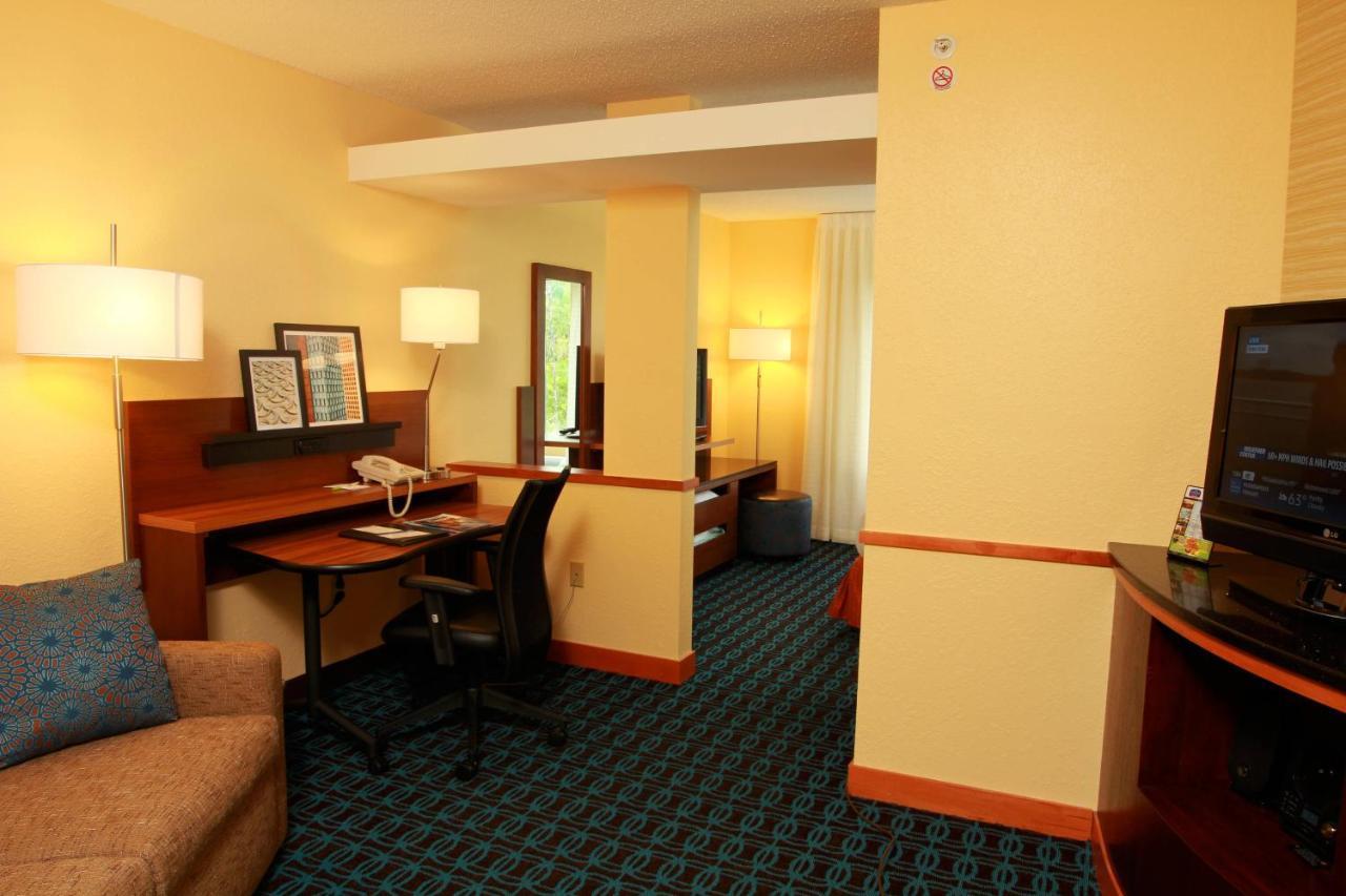 Fairfield Inn & Suites Травърс Сити Екстериор снимка