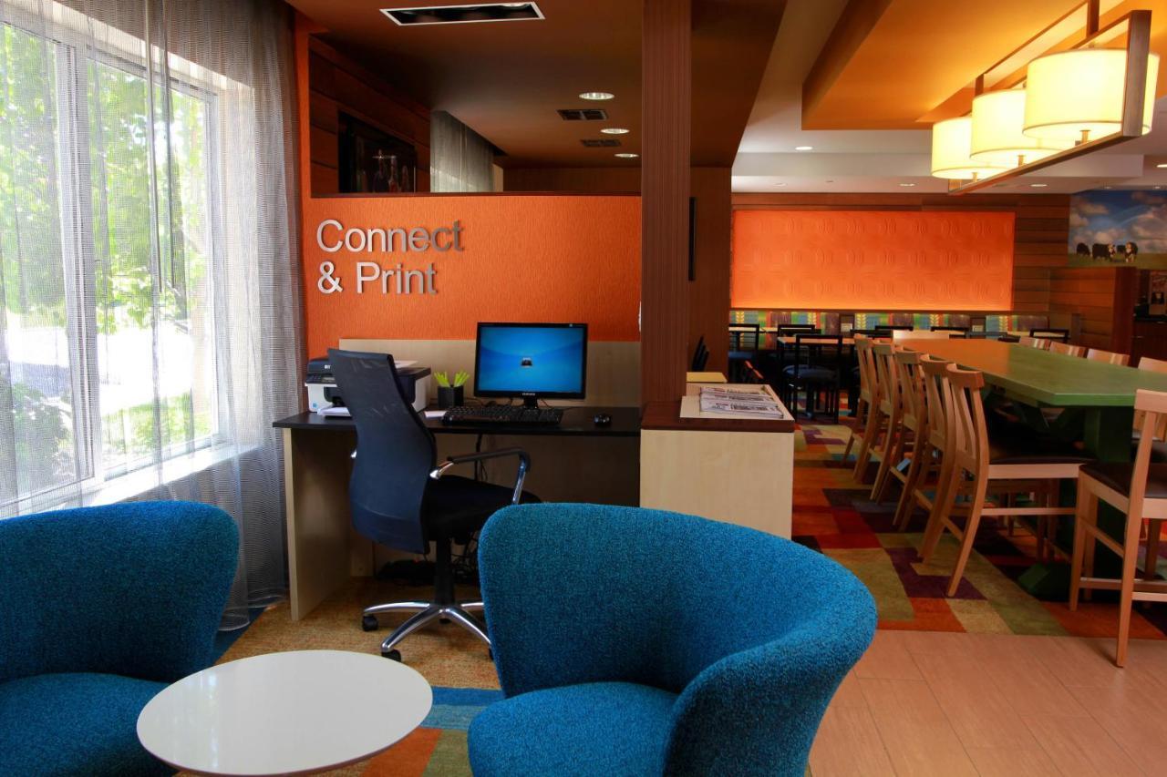 Fairfield Inn & Suites Травърс Сити Екстериор снимка
