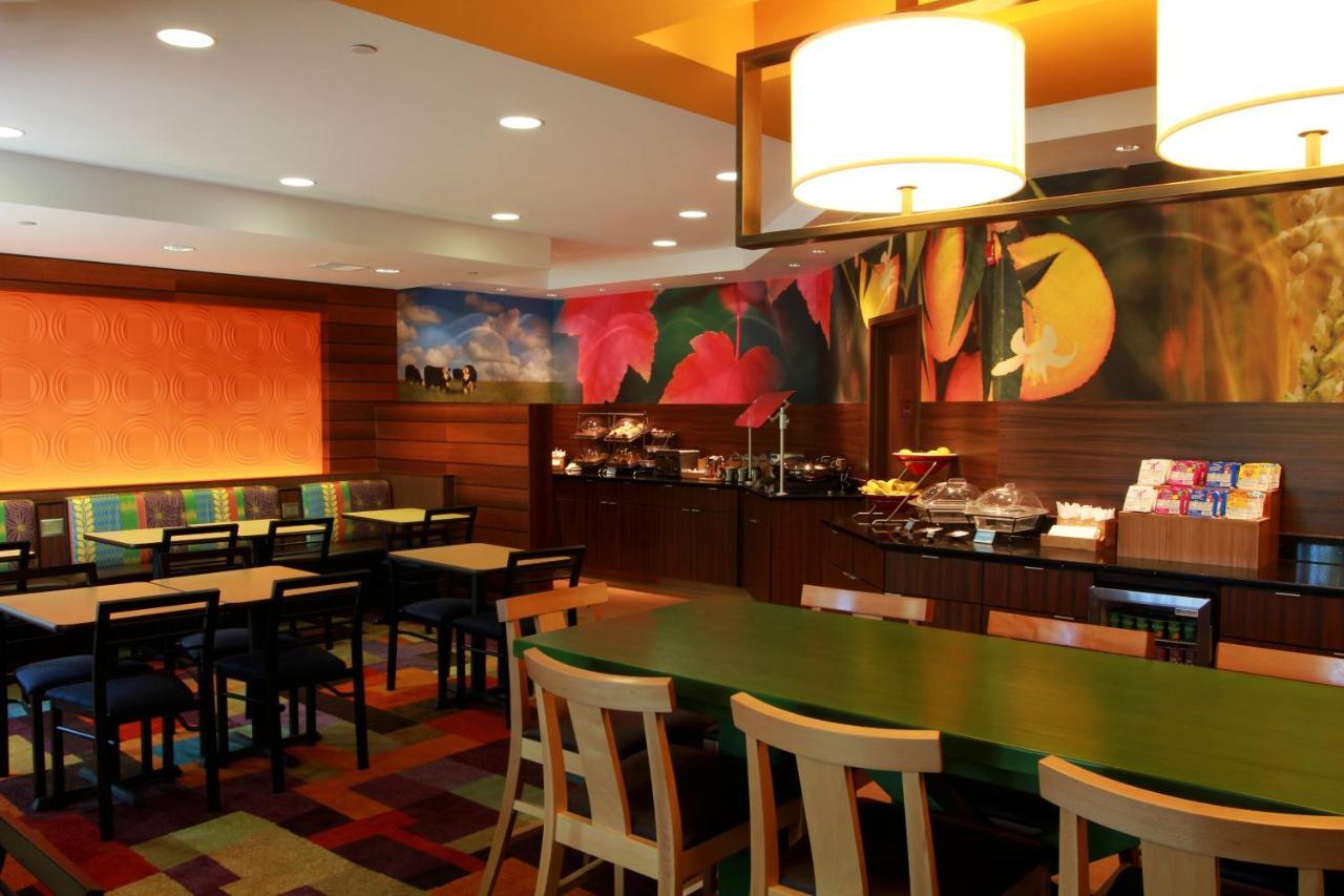 Fairfield Inn & Suites Травърс Сити Екстериор снимка