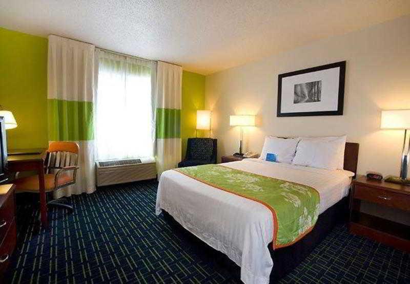 Fairfield Inn & Suites Травърс Сити Екстериор снимка