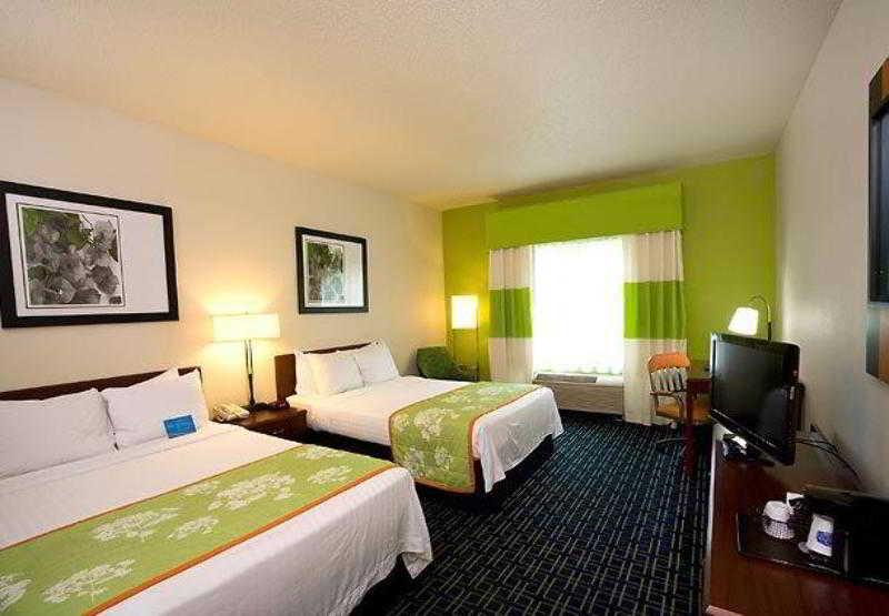 Fairfield Inn & Suites Травърс Сити Екстериор снимка