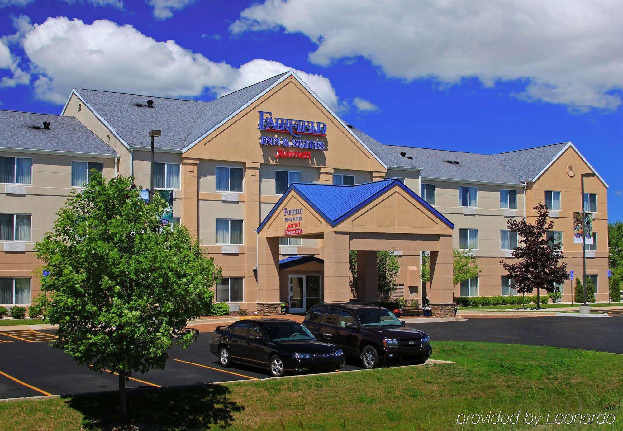 Fairfield Inn & Suites Травърс Сити Екстериор снимка