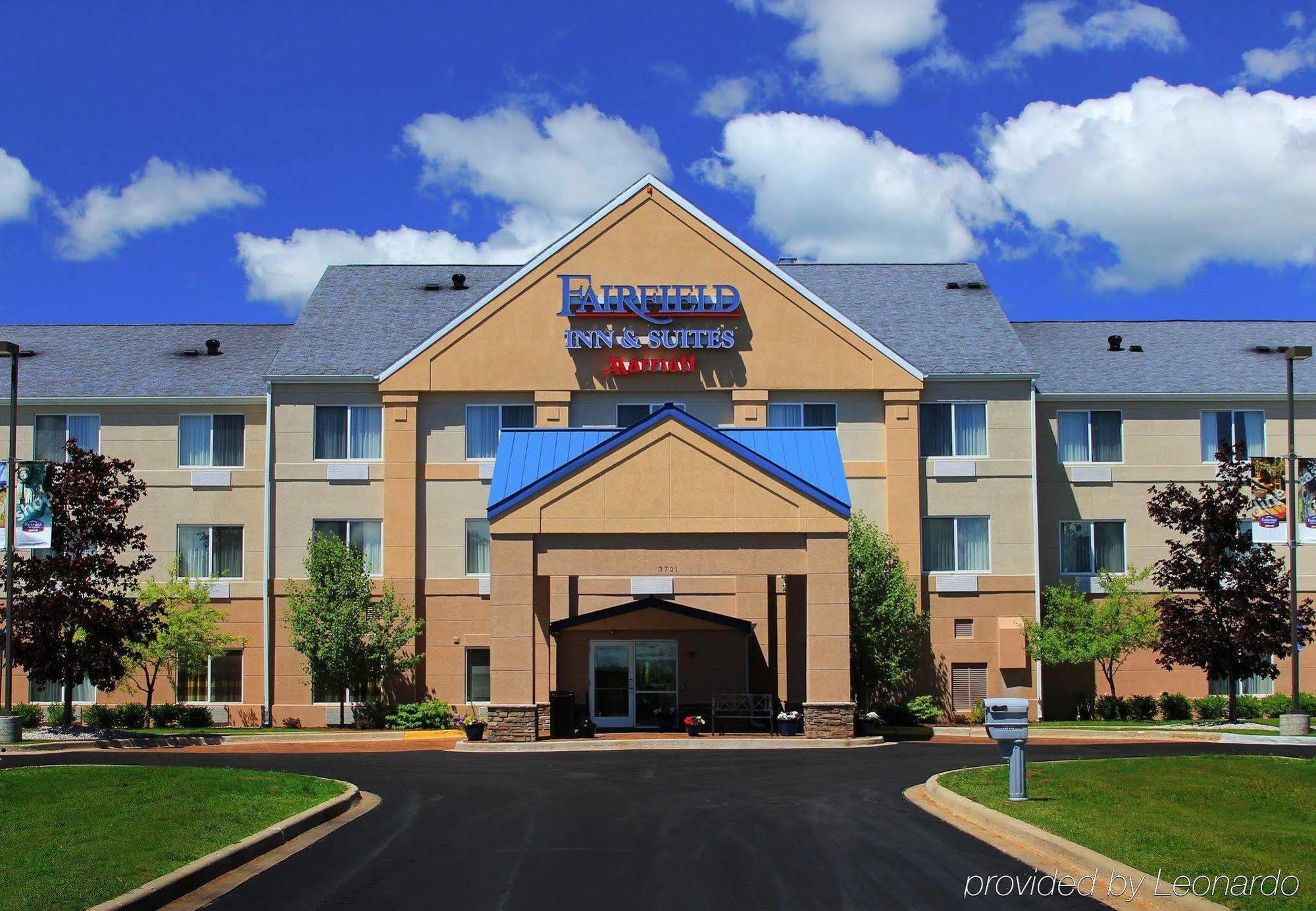 Fairfield Inn & Suites Травърс Сити Екстериор снимка