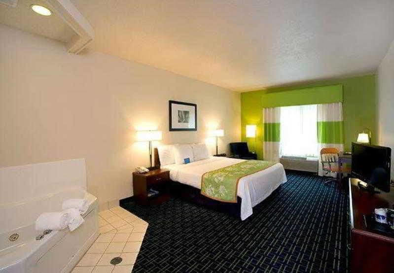 Fairfield Inn & Suites Травърс Сити Екстериор снимка