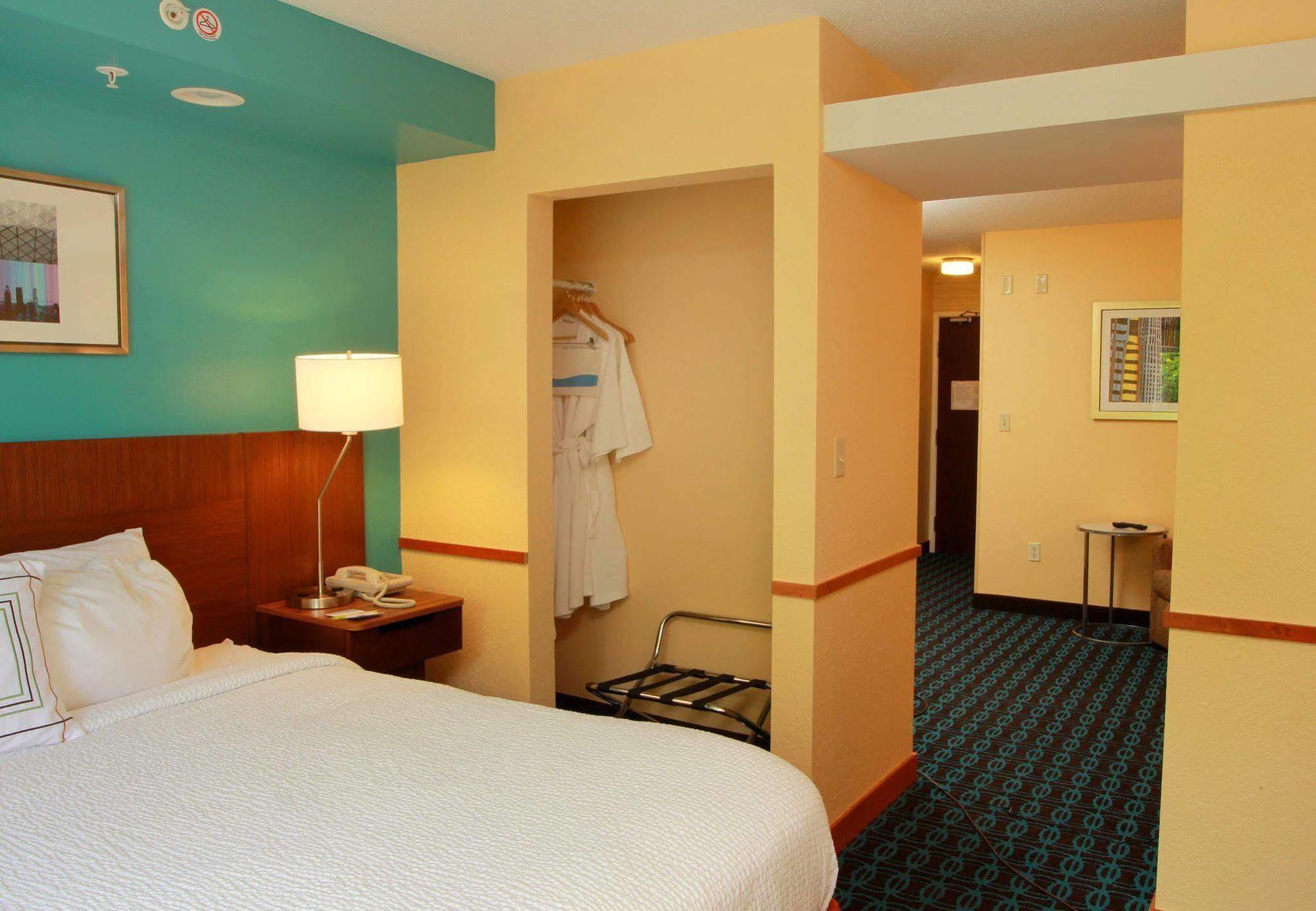 Fairfield Inn & Suites Травърс Сити Екстериор снимка