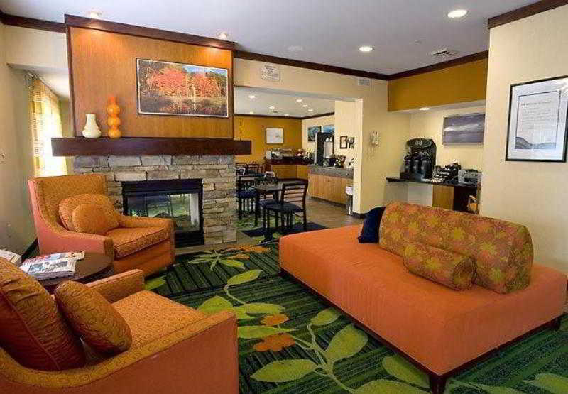 Fairfield Inn & Suites Травърс Сити Екстериор снимка