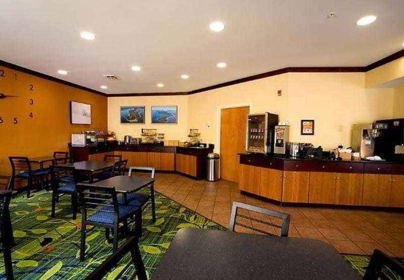 Fairfield Inn & Suites Травърс Сити Екстериор снимка
